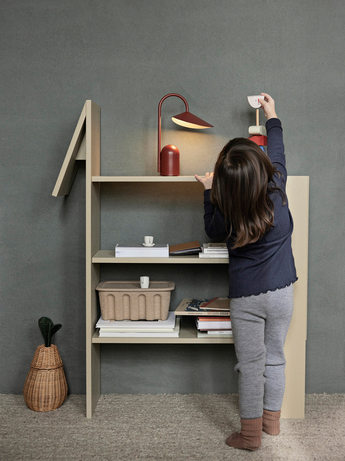 Horse Bücherregal in Cashmere präsentiert im Onlineshop von KAQTU Design AG. Bücherregal ist von Ferm Living