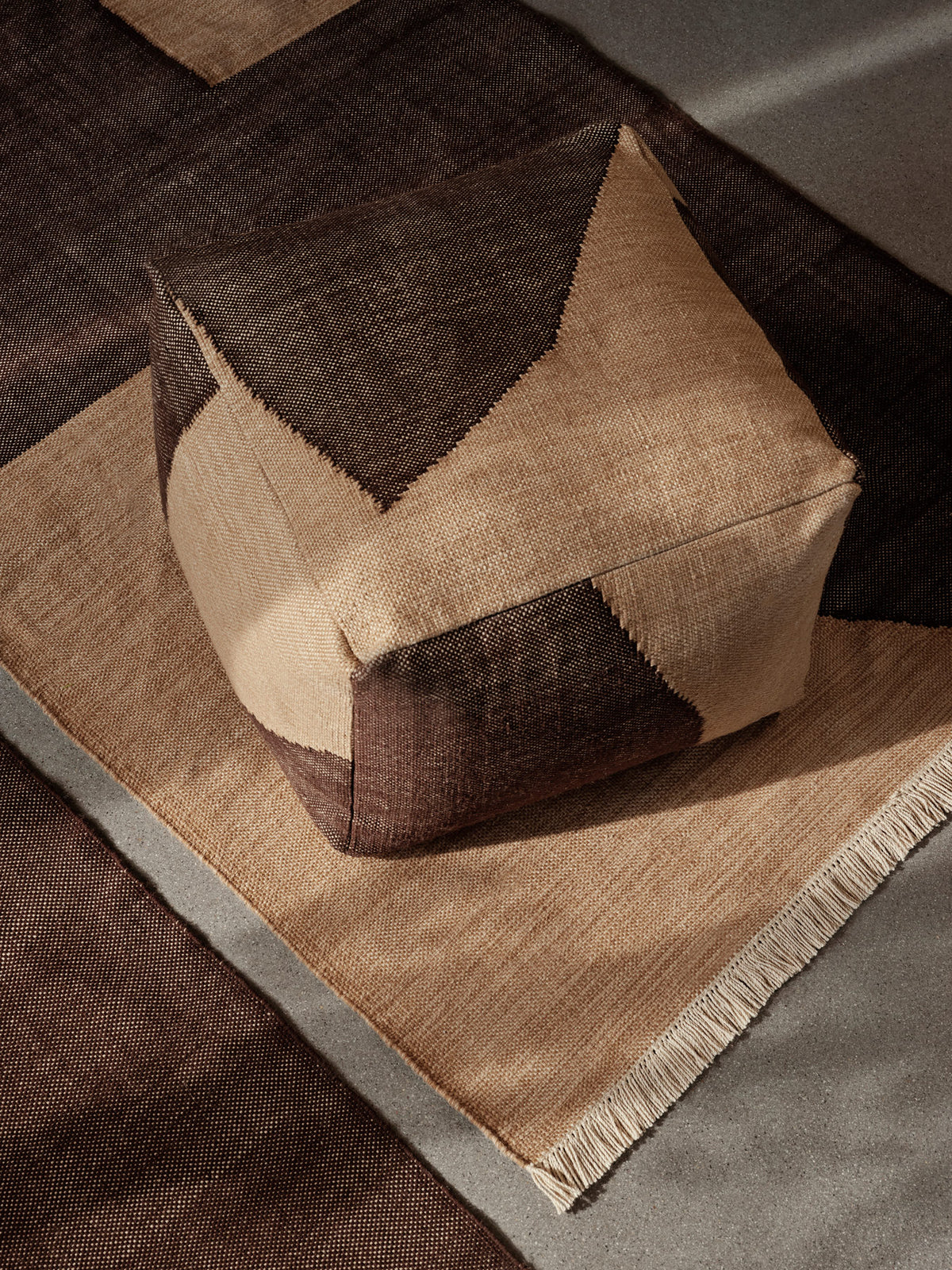 Forene Square Pouf in Tan/Chocolate präsentiert im Onlineshop von KAQTU Design AG. Pouf ist von Ferm Living