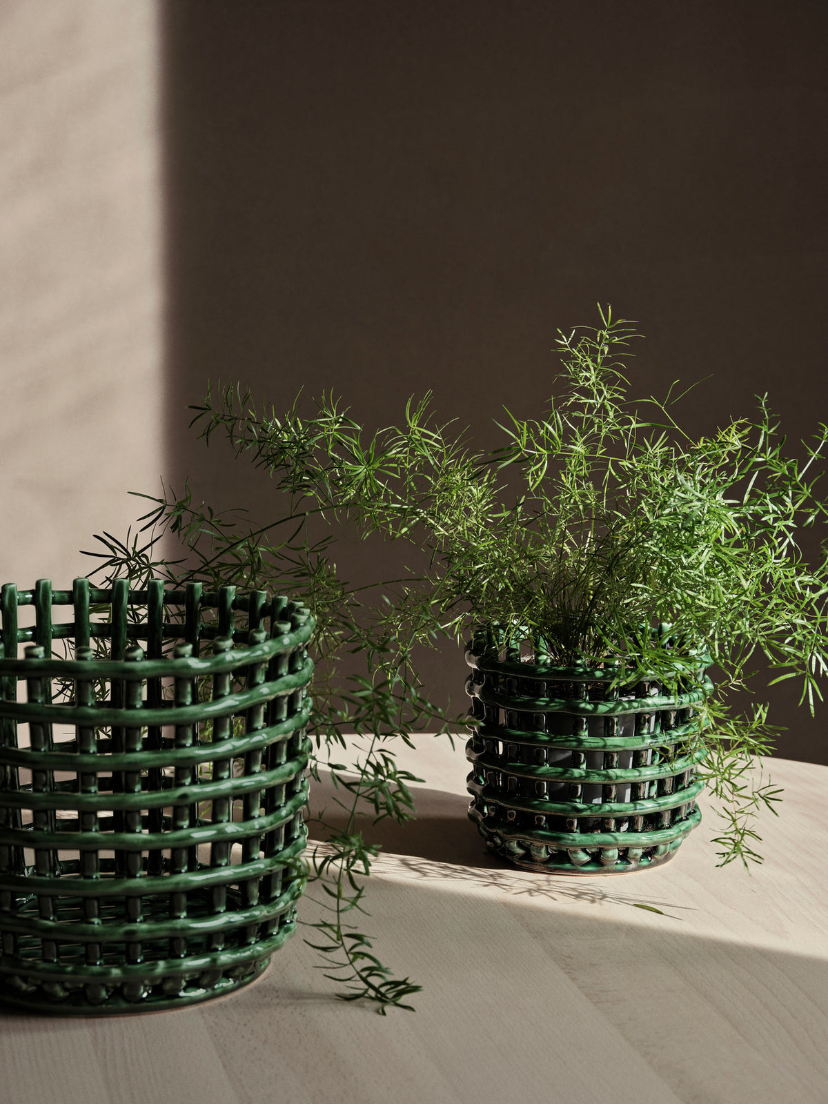 Keramikkorb von Ferm Living in Silber aus galvanisierter Keramik, handgeformt mit geflochtener Struktur, rund, Grösse D 16 x H 14.5 cm.
