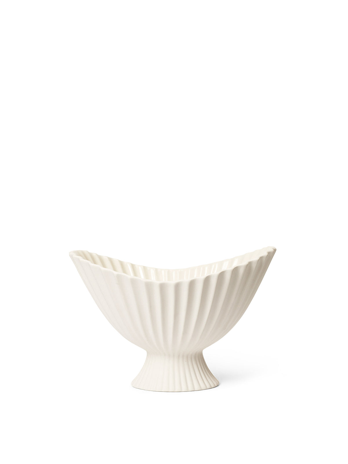 Fountain Schale von Ferm Living in Offwhite, Steingut mit gefältelter Oberfläche, aussen unglasiert, innen glasiert, in mehreren Grössen.