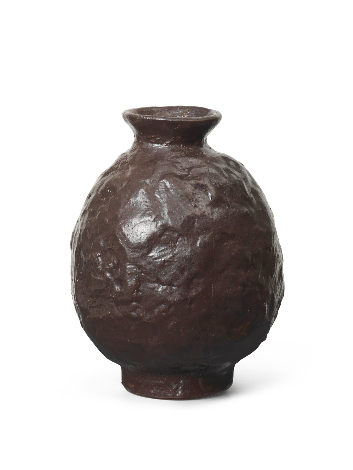 Doro Vase von Ferm Living aus glasiertem Terrakotta in Coffee, runde strukturierte Form, Durchmesser 16 cm, Höhe 27 cm, auf neutralem Hintergrund
