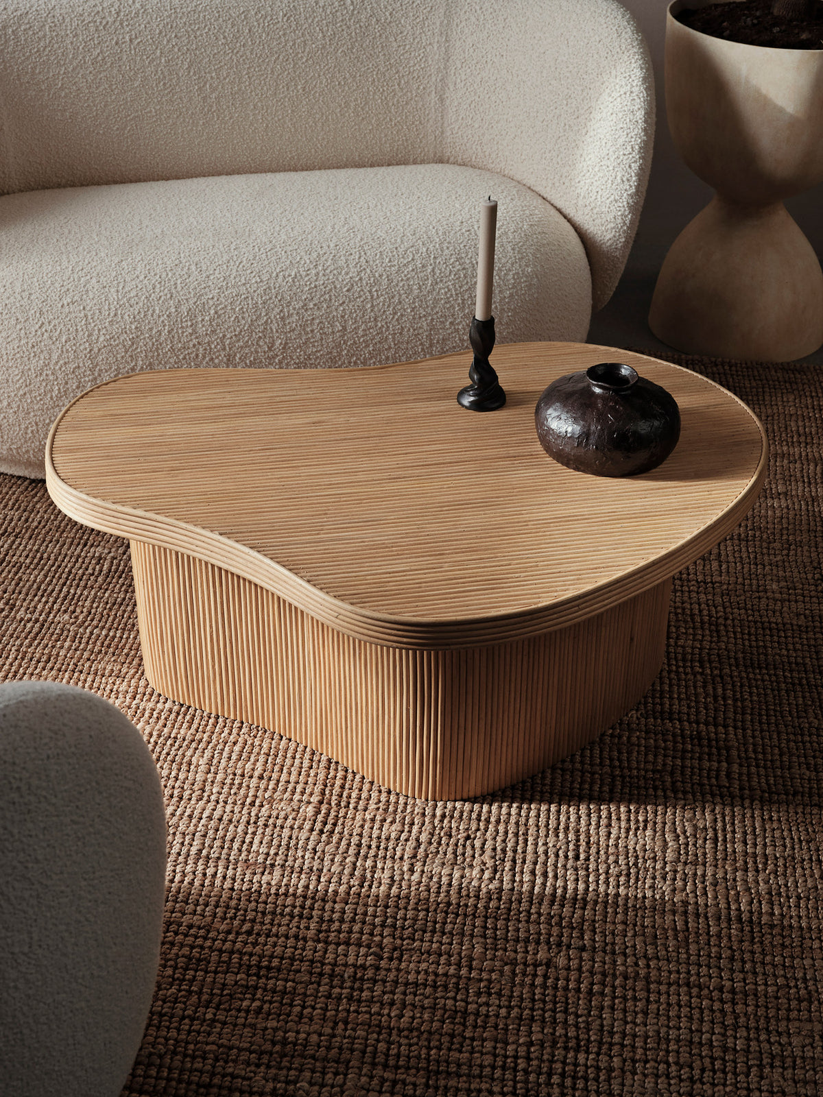 Doro Vase von Ferm Living aus glasiertem Terrakotta in Coffee, runde strukturierte Form, Durchmesser 16 cm, Höhe 27 cm, auf neutralem Hintergrund