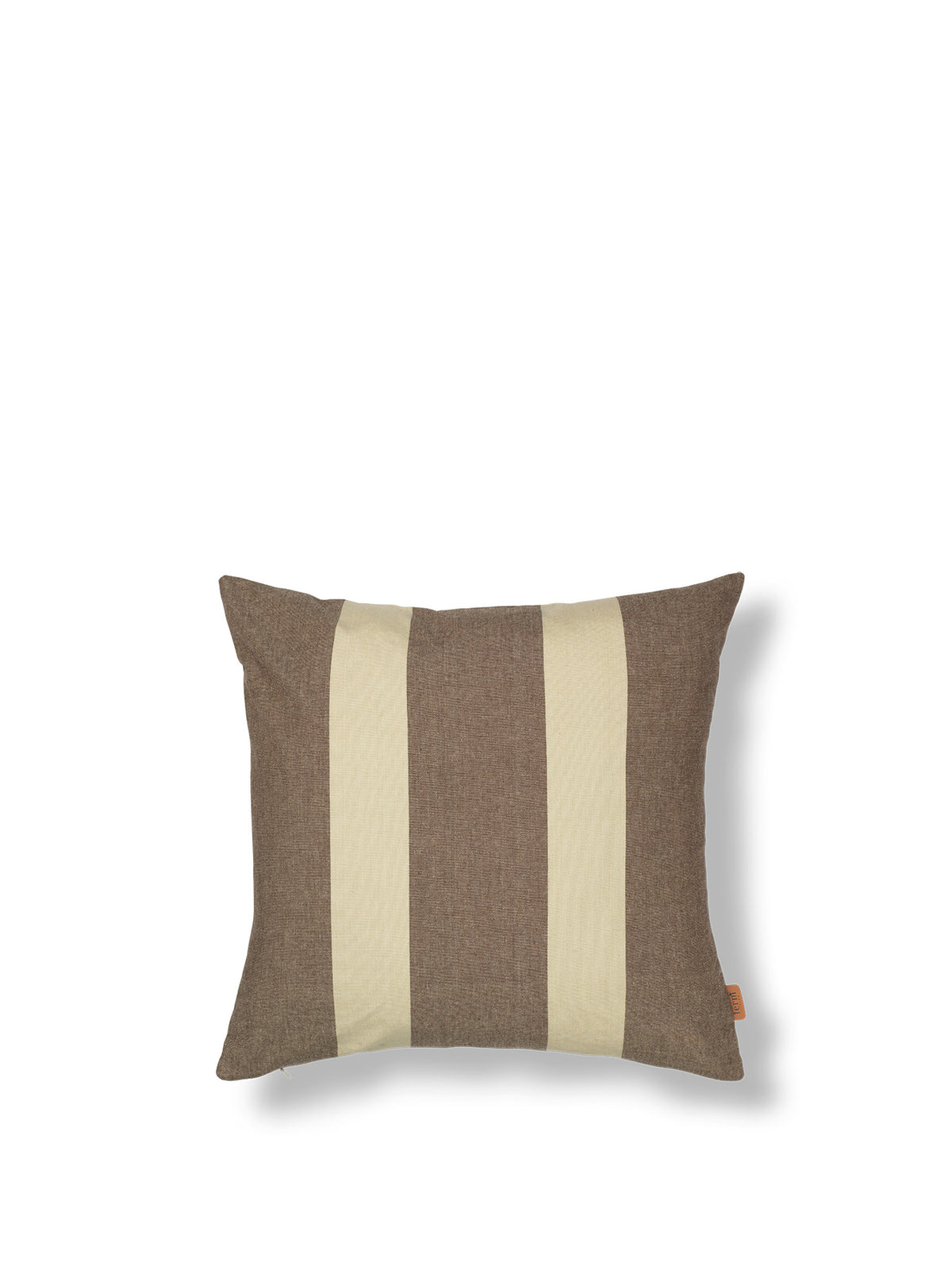 Strand Outdoor Kissen in Carob Brown/Parchment präsentiert im Onlineshop von KAQTU Design AG. Gartenkissen ist von Ferm Living