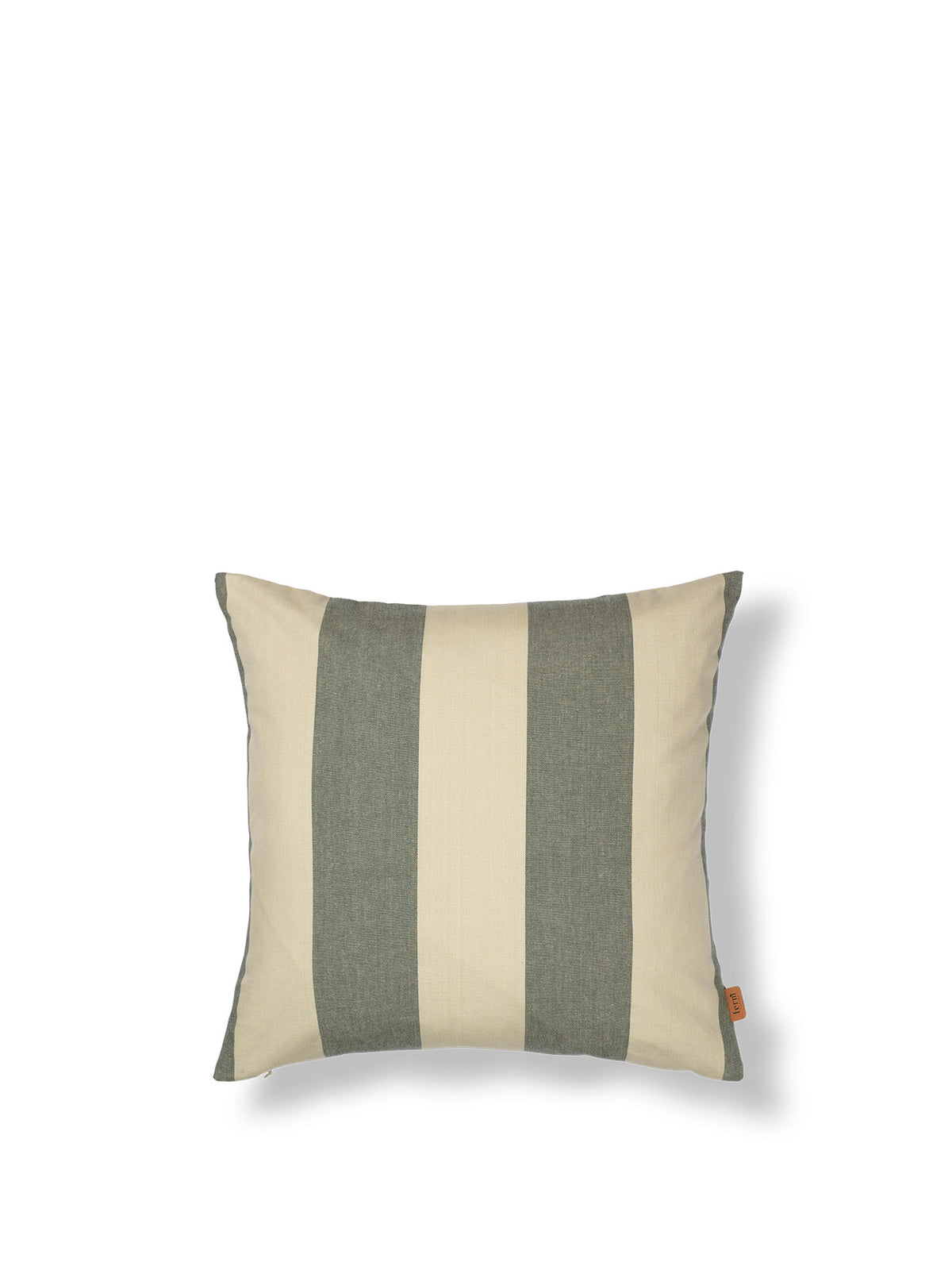 Strand Outdoor Kissen in Dark Lichen/Parchment präsentiert im Onlineshop von KAQTU Design AG. Gartenkissen ist von Ferm Living