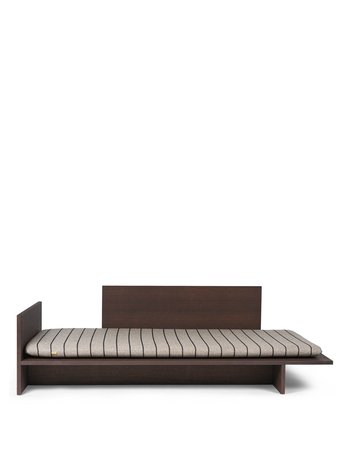 Kona Daybed von Ferm Living aus lackiertem Eichenfurnier in Hellbraun, mit niedrigem Kopfende und erhöhtem Rückteil, Masse 207x97x65 cm.