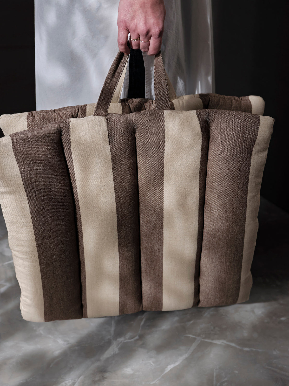 Strand Folding Mat in Carob Brown/Parchment präsentiert im Onlineshop von KAQTU Design AG. Gartenkissen ist von Ferm Living