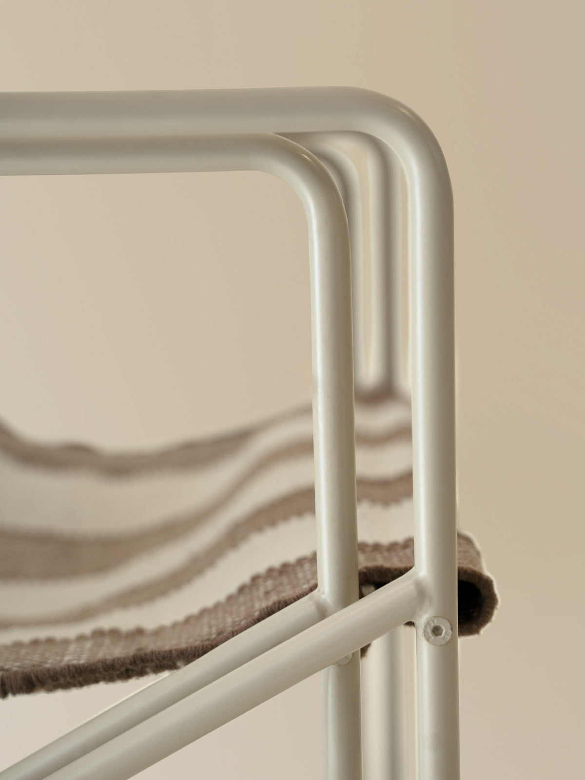 Desert Lounge Chair in Cashmere/Offwhite/Chocolate präsentiert im Onlineshop von KAQTU Design AG. Outdoor-Sessel mit Armlehnen ist von Ferm Living