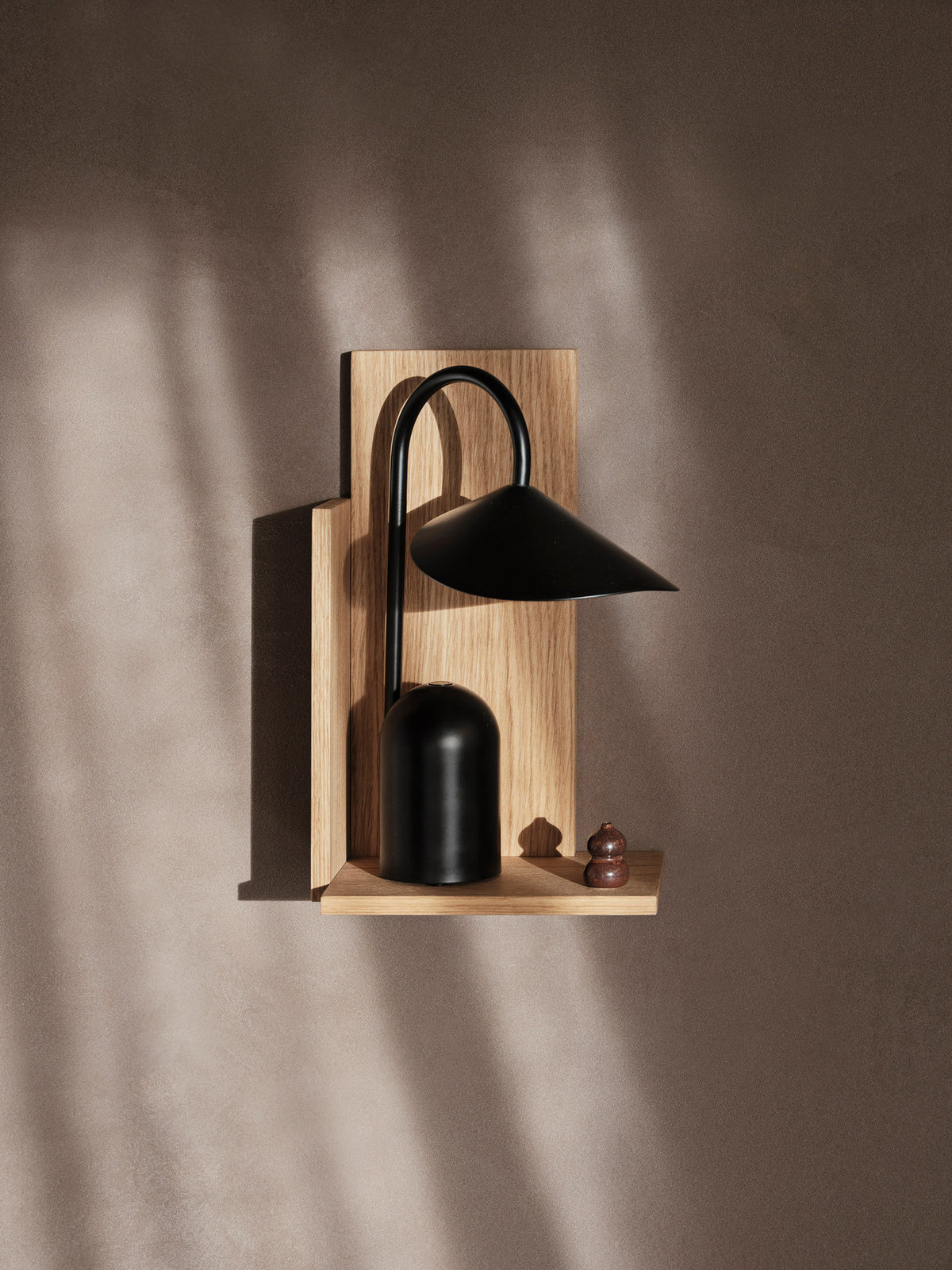 Arum portable Tischleuchte in Black präsentiert im Onlineshop von KAQTU Design AG. Tischleuchte ist von Ferm Living