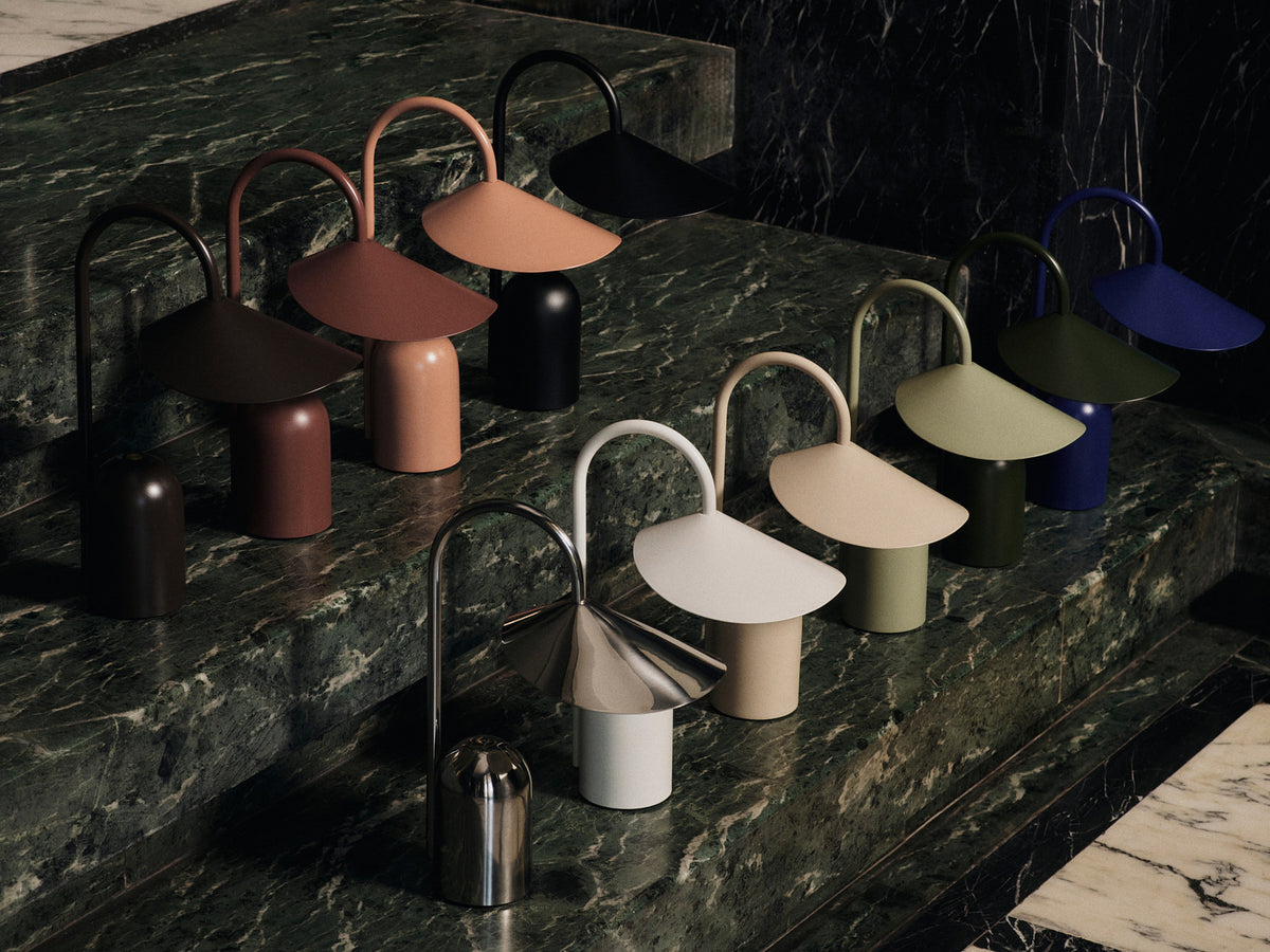 Arum portable Tischleuchte in Black präsentiert im Onlineshop von KAQTU Design AG. Tischleuchte ist von Ferm Living