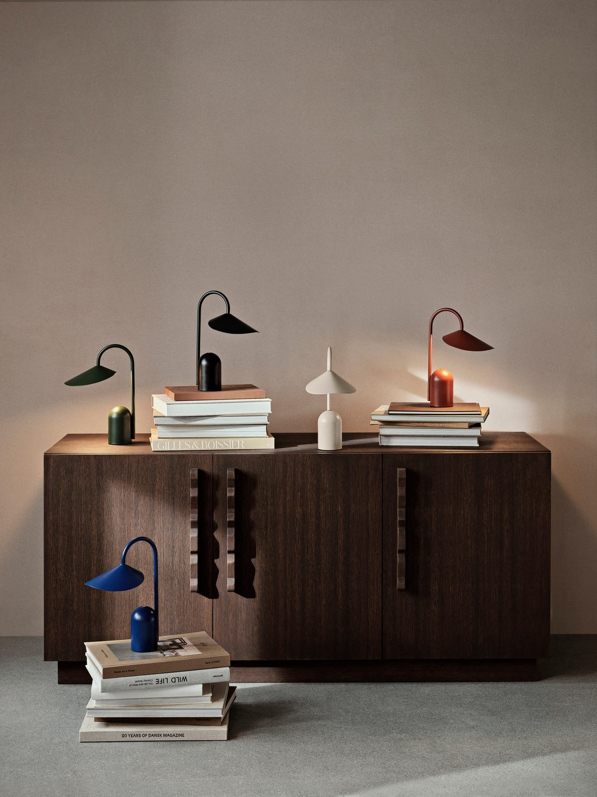 Arum portable Tischleuchte in Cashmere präsentiert im Onlineshop von KAQTU Design AG. Tischleuchte ist von Ferm Living