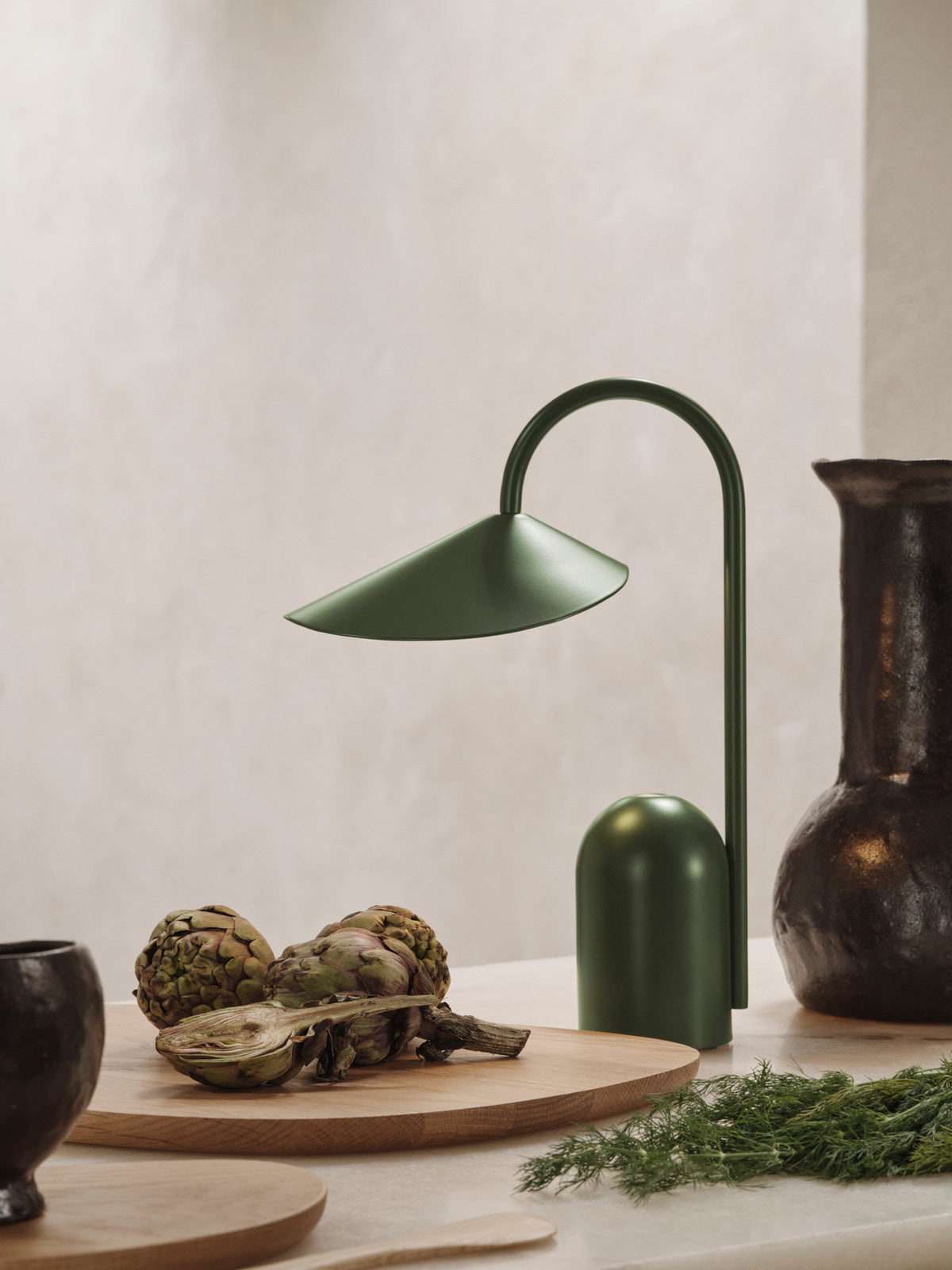 Arum portable Tischleuchte in Grass Green präsentiert im Onlineshop von KAQTU Design AG. Tischleuchte ist von Ferm Living