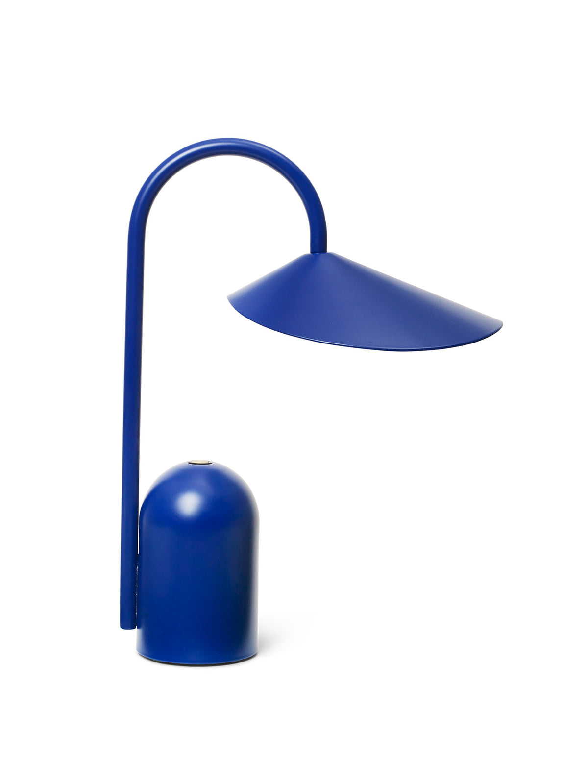 Arum portable Tischleuchte in Bright Blue präsentiert im Onlineshop von KAQTU Design AG. Tischleuchte ist von Ferm Living