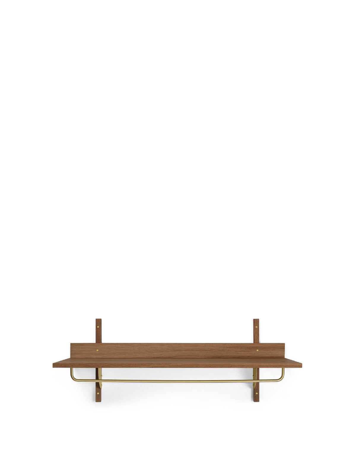 Sector Wandregal von Ferm Living in Smoked Oak/Brass: Eichenfurnier mit Profilen aus massiver Eiche und Halterungen aus Messing, an der Wand montiert.