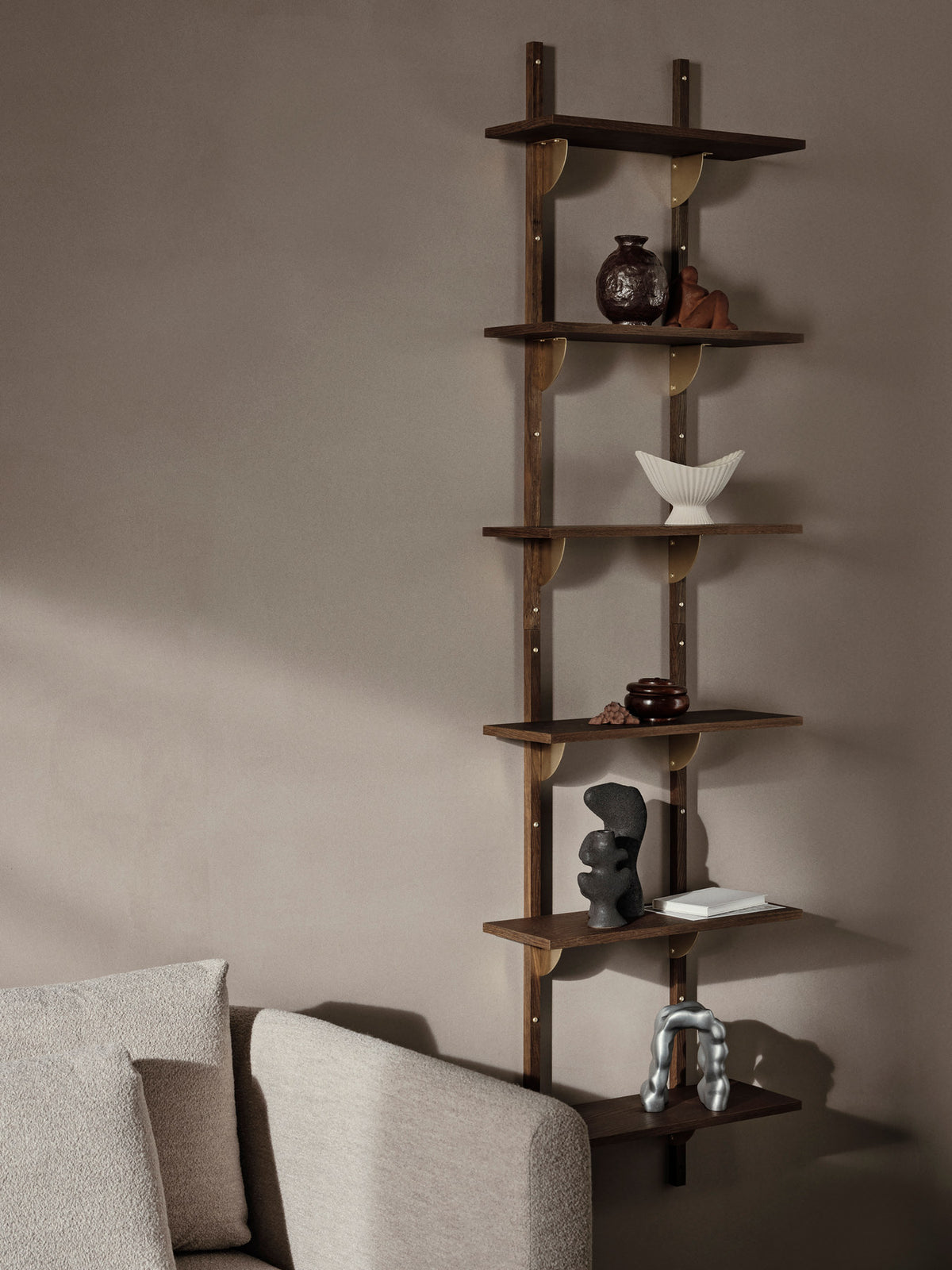 Sector Regal Triple/Narrow in Smoked Oak/Brass präsentiert im Onlineshop von KAQTU Design AG. Wandregal ist von Ferm Living
