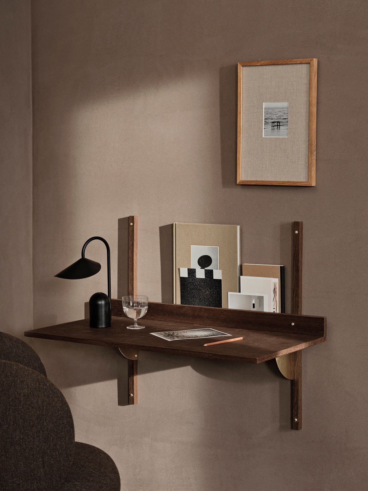 Sector Schreibtisch von Ferm Living mit Platte aus geräuchertem Eichenfurnier, Profilen aus massiver Eiche und Halterungen aus Messing.