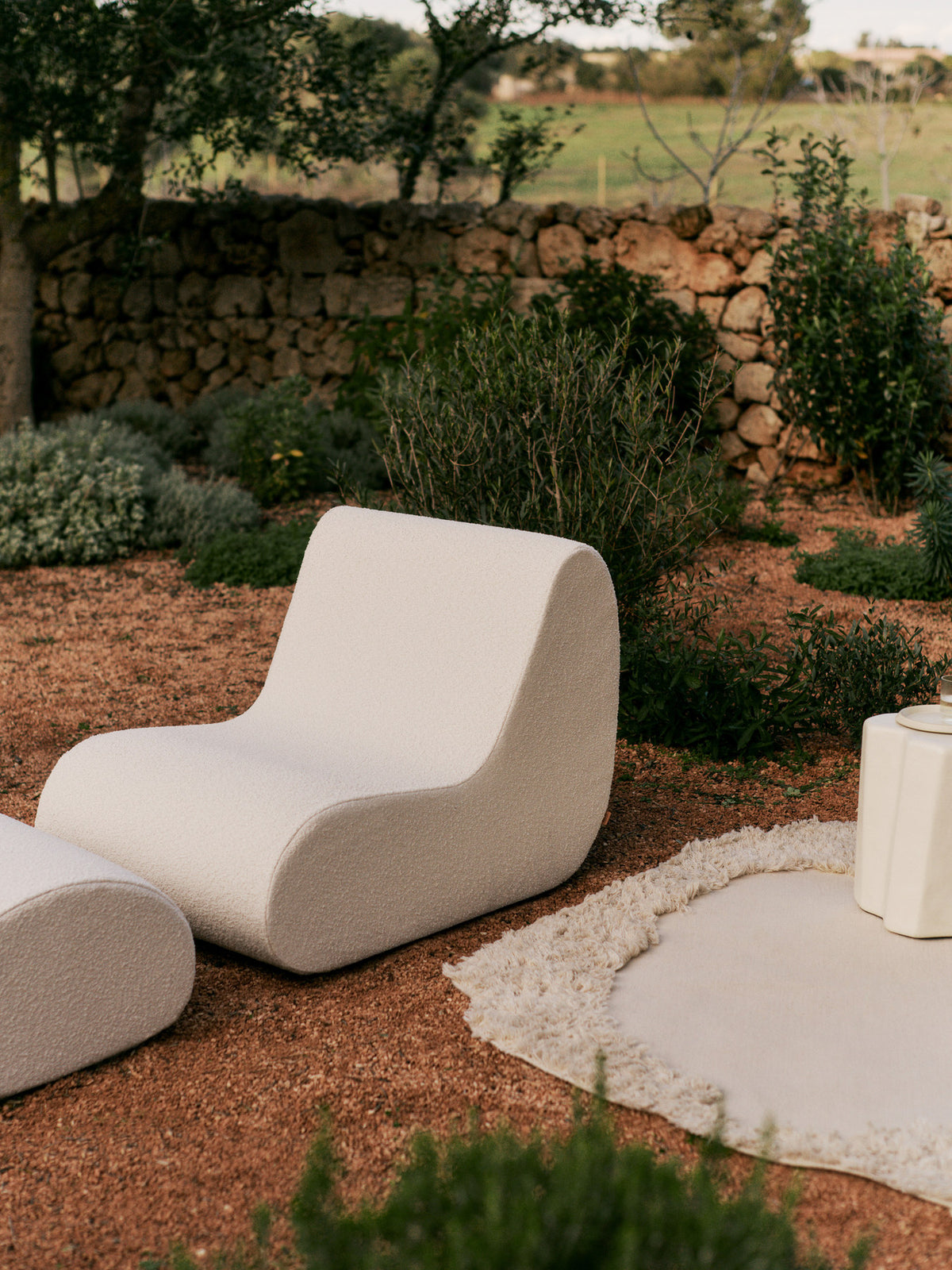 Rouli Pouf Pure Bouclé in Offwhite präsentiert im Onlineshop von KAQTU Design AG. Hocker Outdoor ist von Ferm Living