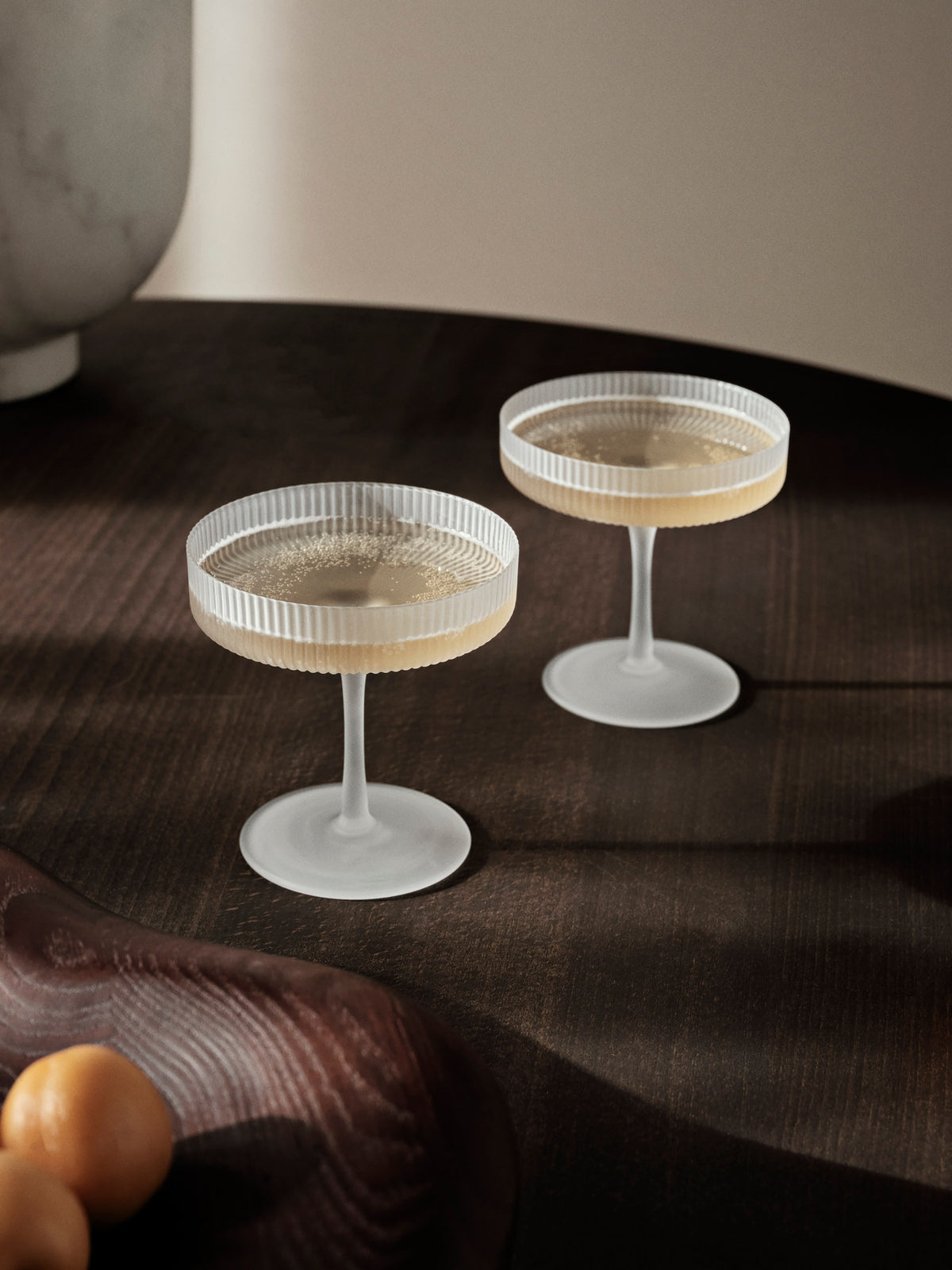 Zwei mundgeblasene Champagner-Untertassen der Ripple-Serie in Blush mit geriffelter Oberfläche und geometrischer Form, Glas.