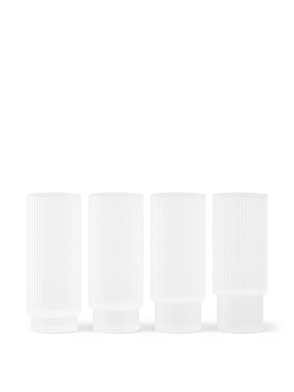 Vier Ripple Longdrink Gläser von Ferm Living aus mundgeblasenem Glas mit geriffelter Oberfläche, Farbe Blush, geometrische Form.