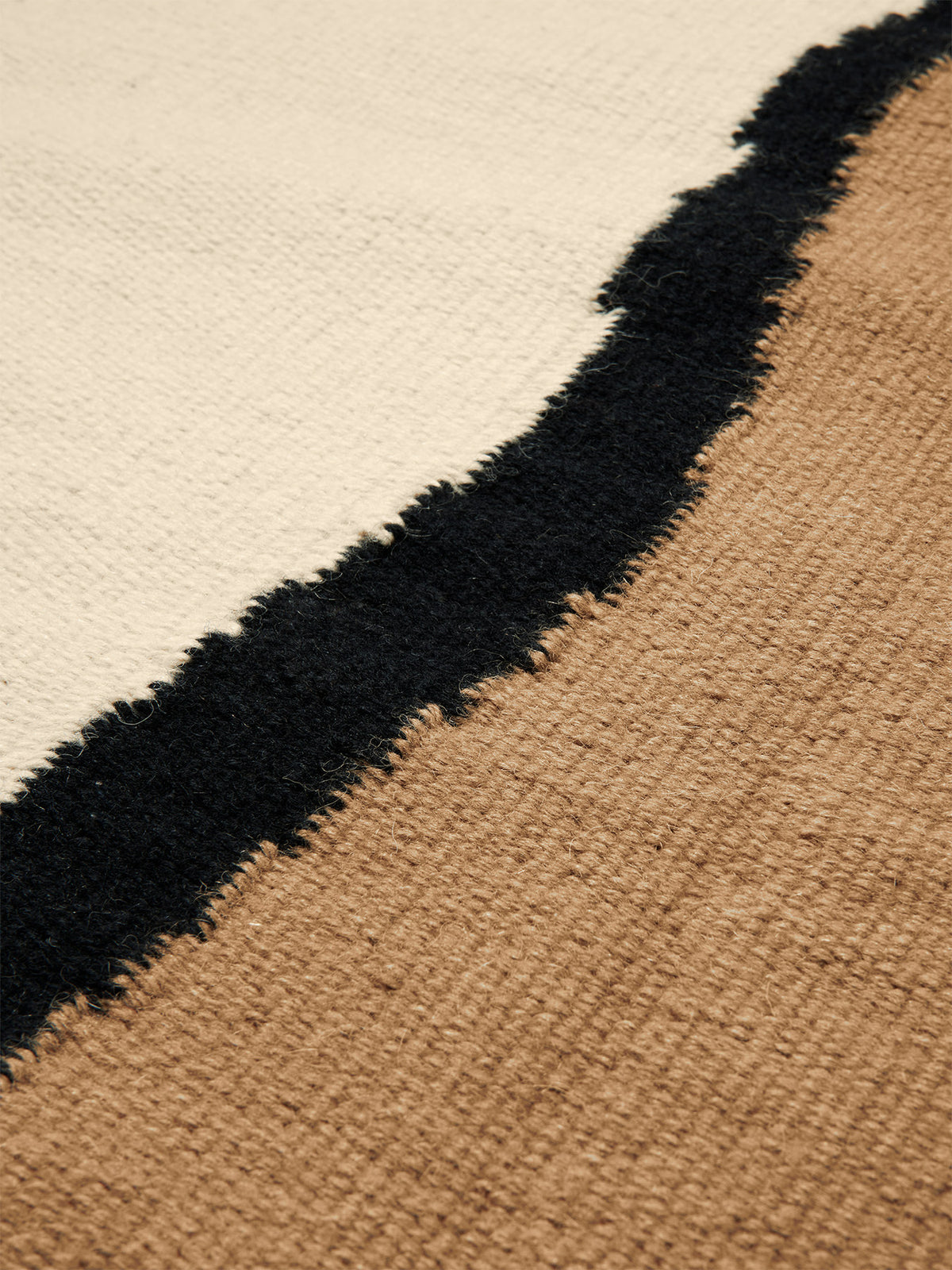 Handgewebter Kelim-Teppich Soil von Ferm Living aus Wolle und Baumwolle, dreifarbiges Streifenmuster in Dark Sand und Offwhite, mit gefransten Enden