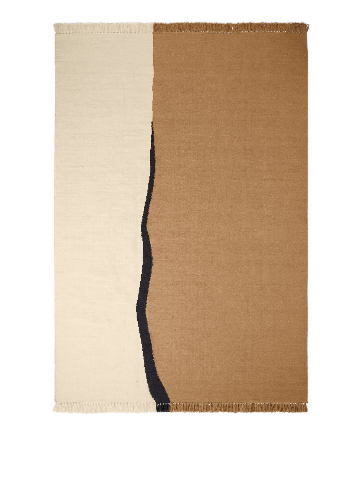 Handgewebter Kelim-Teppich Soil von Ferm Living aus Wolle und Baumwolle, dreifarbiges Streifenmuster in Dark Sand und Offwhite, mit gefransten Enden