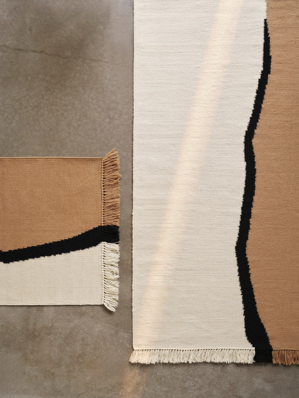 Handgewebter Kelim-Teppich Soil von Ferm Living aus Wolle und Baumwolle, dreifarbiges Streifenmuster in Dark Sand und Offwhite, mit gefransten Enden