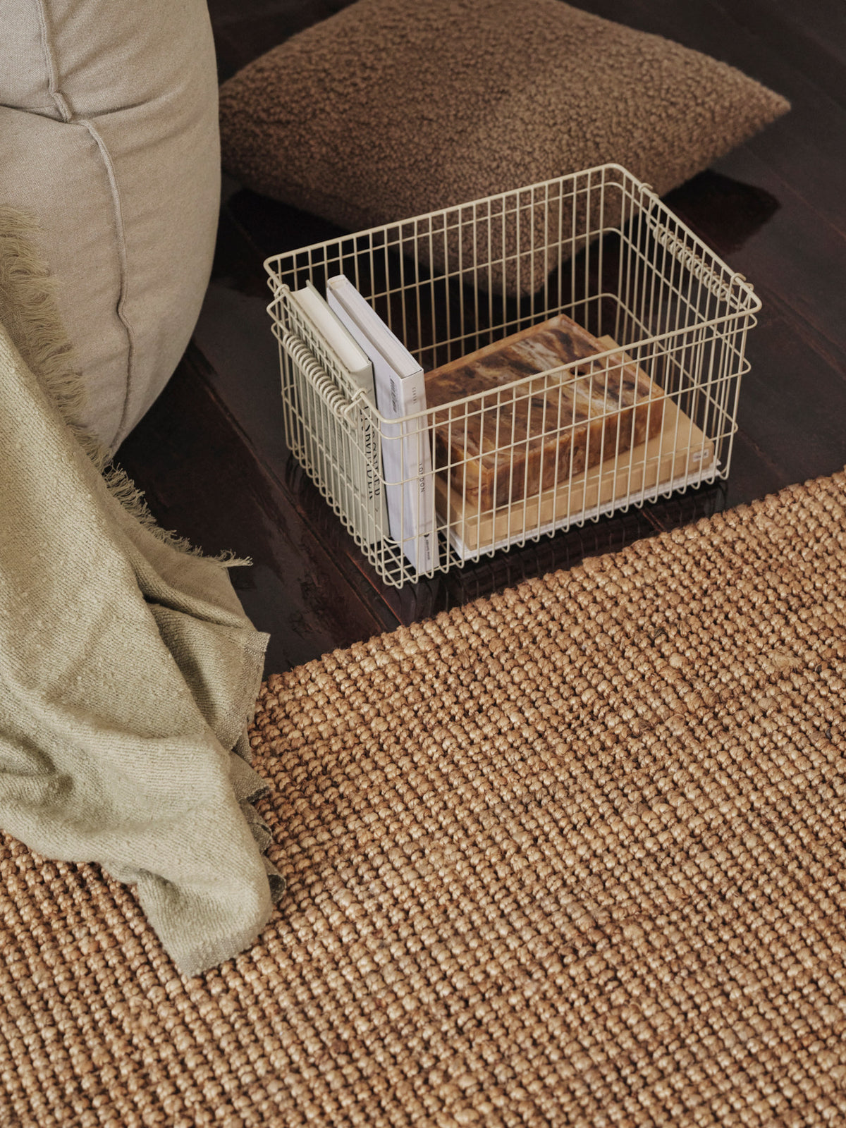 Athens Teppich von Ferm Living aus 100% Jute in Natur, handgewebt mit sichtbarer Struktur und vollen Fransen, rechteckige Form