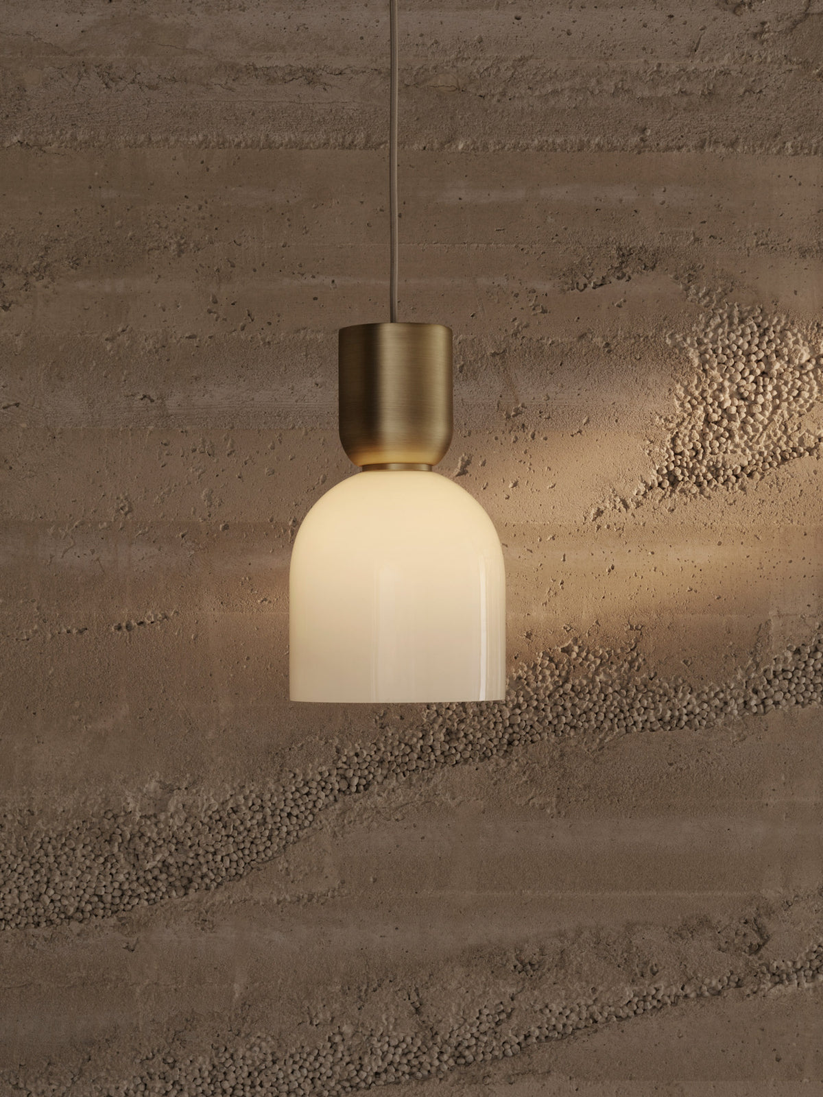 Collect Pendellampe Bell in Brass präsentiert im Onlineshop von KAQTU Design AG. Pendelleuchte ist von Ferm Living