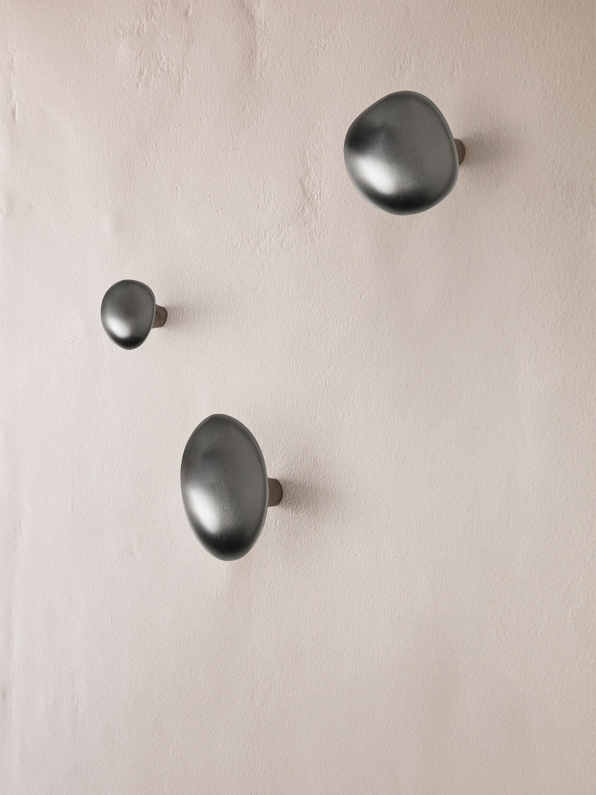 Zitronen-Haken von Ferm Living in Messing, massiv gefertigt, mit sanft gerundeter Form und zugespitzten Enden, inspiriert von einer Zitrone.