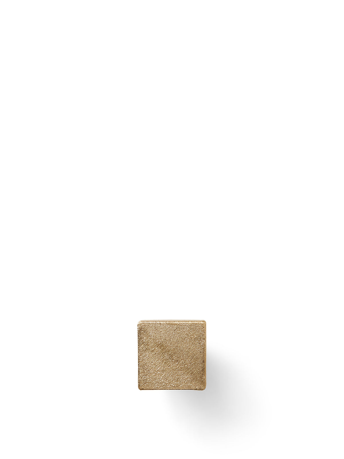 Kleiderhaken Square von Ferm Living aus massiv gegossenem Messing, geometrische Form aus Würfel und Zylinder, Farbton Casted Brass, Nahaufnahme.
