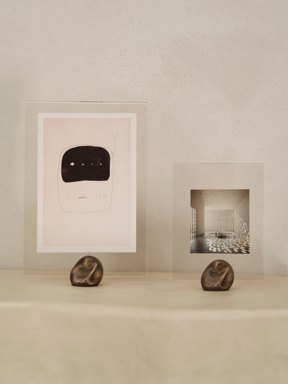 Gravel Standing Rahmen A6 in Antique präsentiert im Onlineshop von KAQTU Design AG. Bilderrahmen ist von Ferm Living