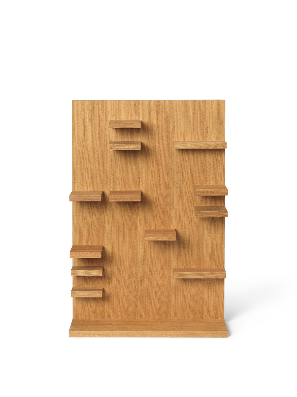Wandregal Parade 140 cm von Ferm Living in Cashmere, lackiertes FSC-zertifiziertes MDF mit mehreren unterschiedlich tiefen Mini-Regalböden an der Wand montiert.