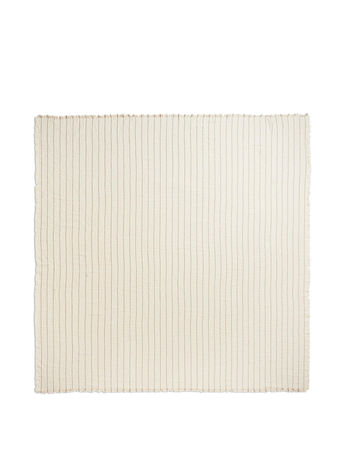 Aires Tagesdecke von Ferm Living in Stone, aus 100% Bio-Baumwolle, mit Doppelwebstruktur, kontrastierendem Streifen und Fransen an den Enden.
