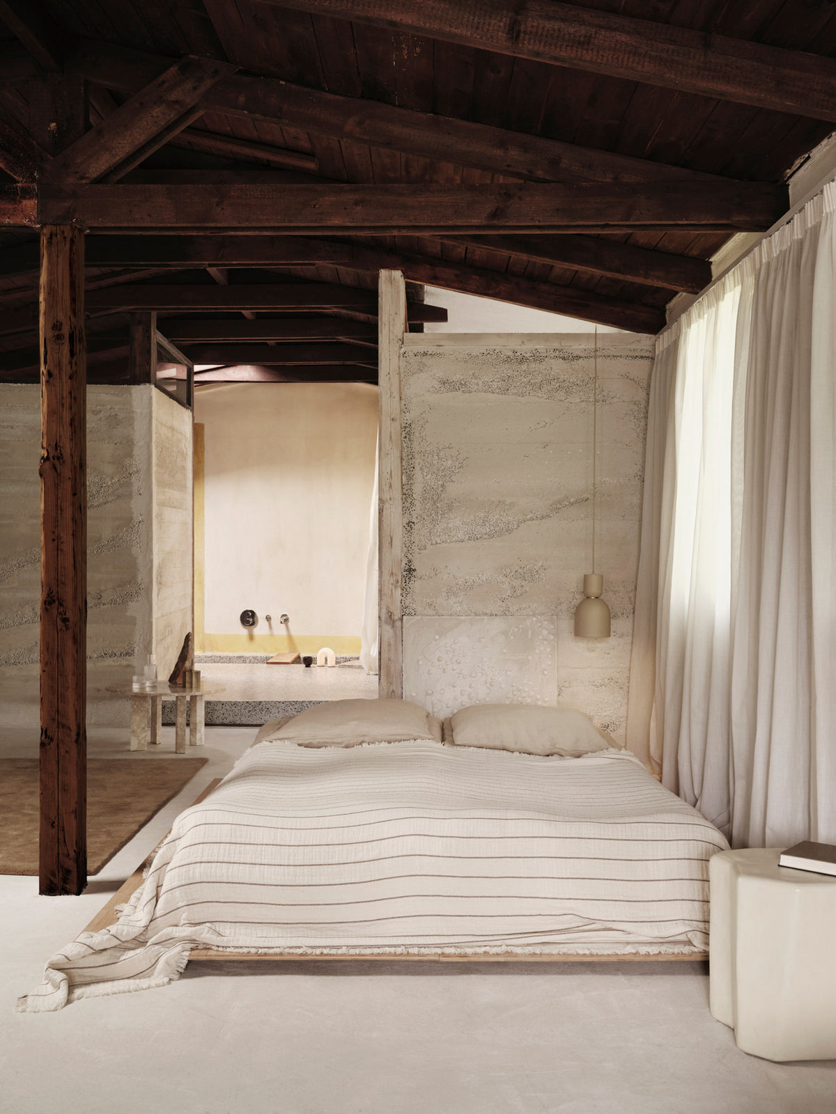 Aires Tagesdecke von Ferm Living in Stone, aus 100% Bio-Baumwolle, mit Doppelwebstruktur, kontrastierendem Streifen und Fransen an den Enden.