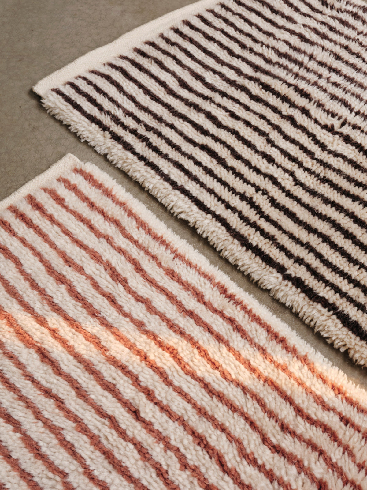 Kami Knotted Teppich 80 x 120 in Offwhite/Red Brown präsentiert im Onlineshop von KAQTU Design AG. Teppich ist von Ferm Living