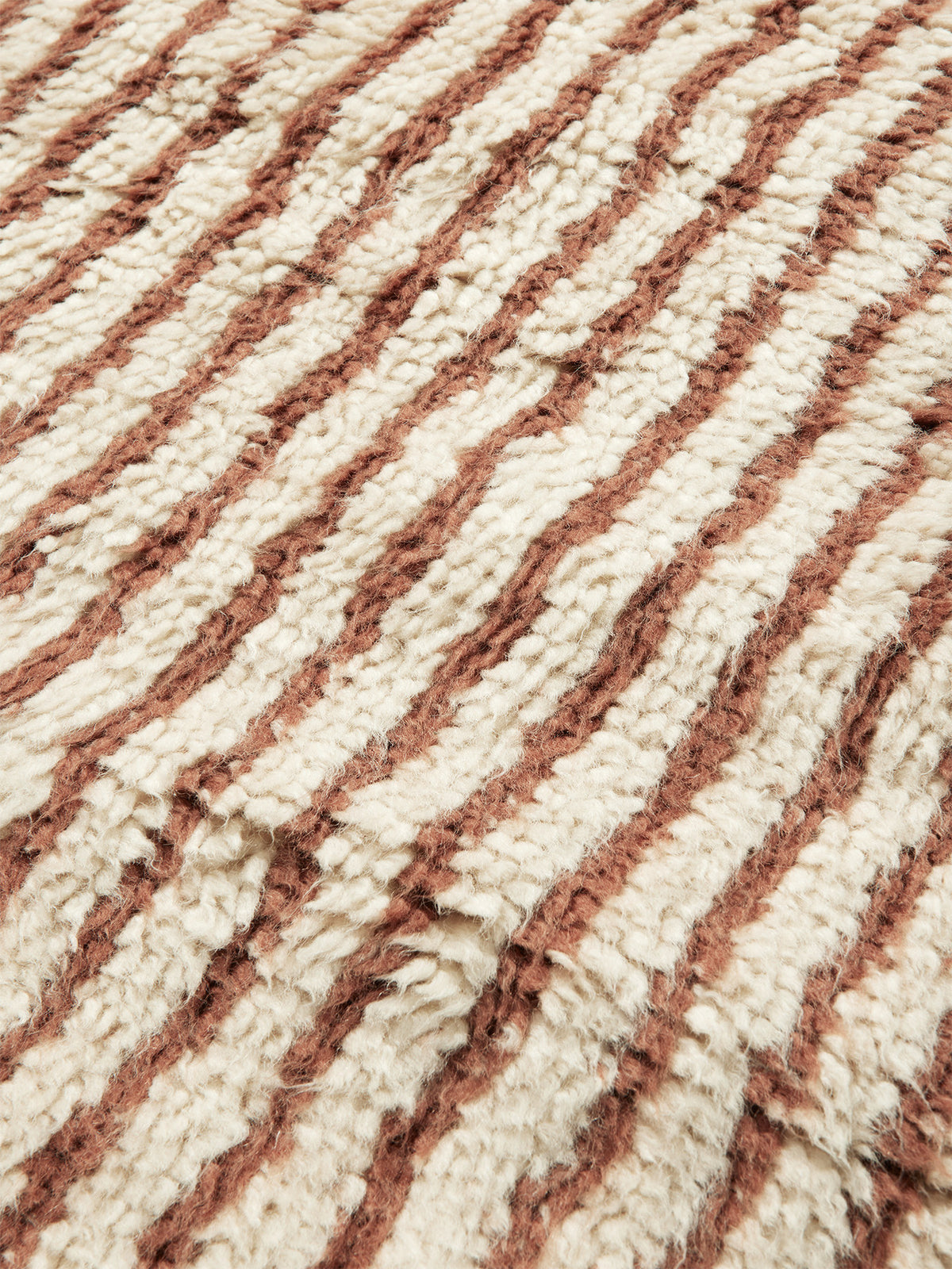 Kami Knotted Teppich 120 x 180 in Offwhite/Red Brown präsentiert im Onlineshop von KAQTU Design AG. Teppich ist von Ferm Living