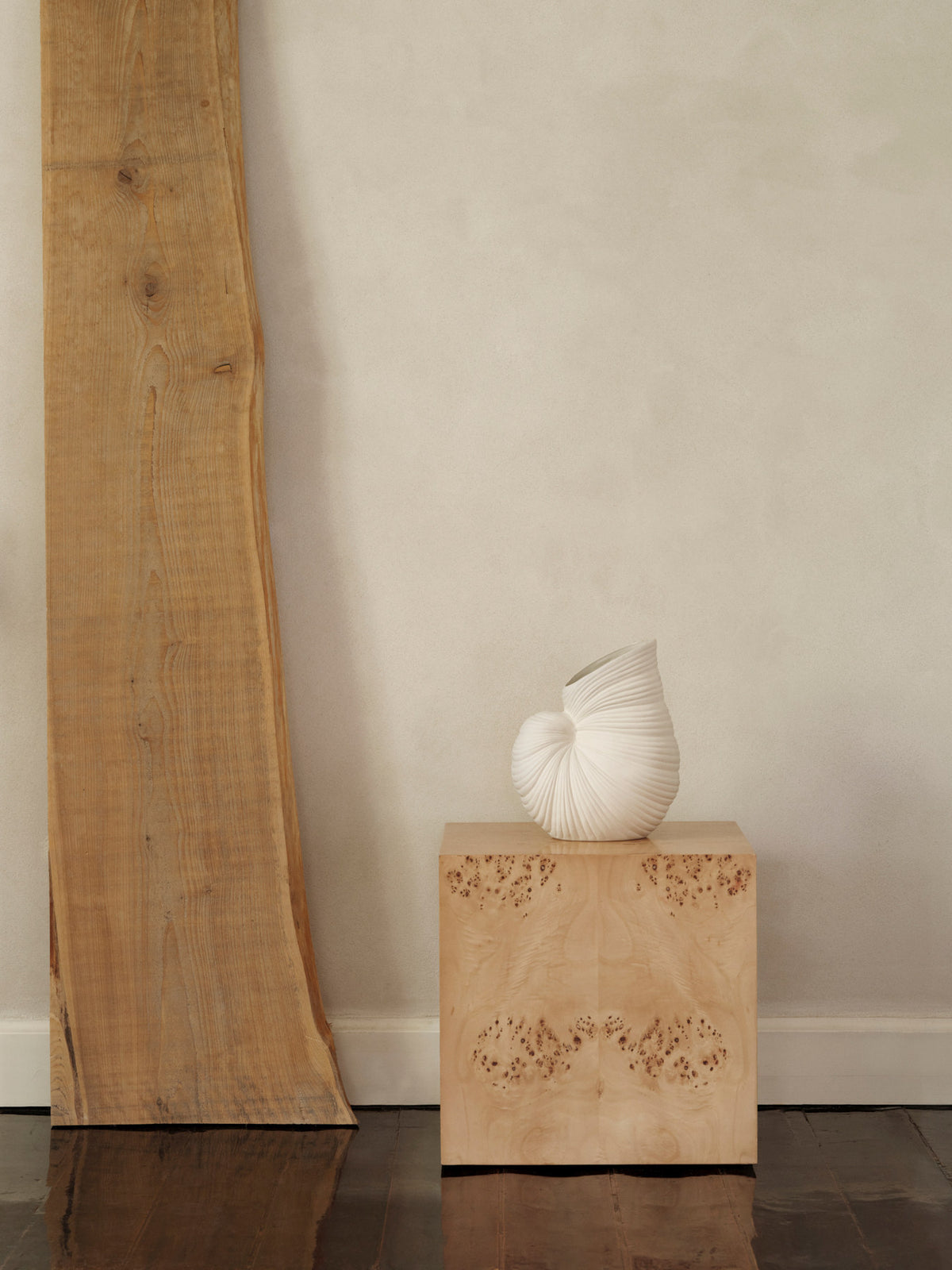 Shell Vase Off in white präsentiert im Onlineshop von KAQTU Design AG. Vase ist von Ferm Living