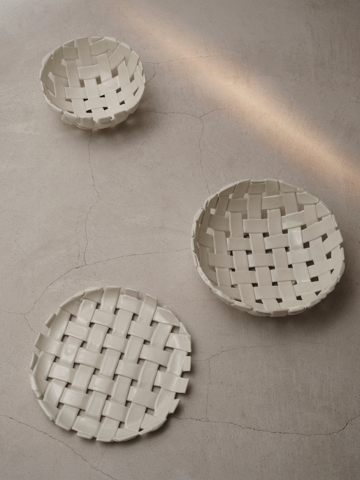 Plait Platter in Offwhite präsentiert im Onlineshop von KAQTU Design AG. Tablett ist von Ferm Living