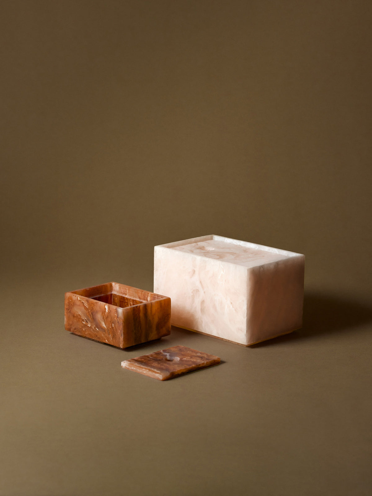 Mist Box in Pearl präsentiert im Onlineshop von KAQTU Design AG. Aufbewahrungsbehälter ist von Ferm Living