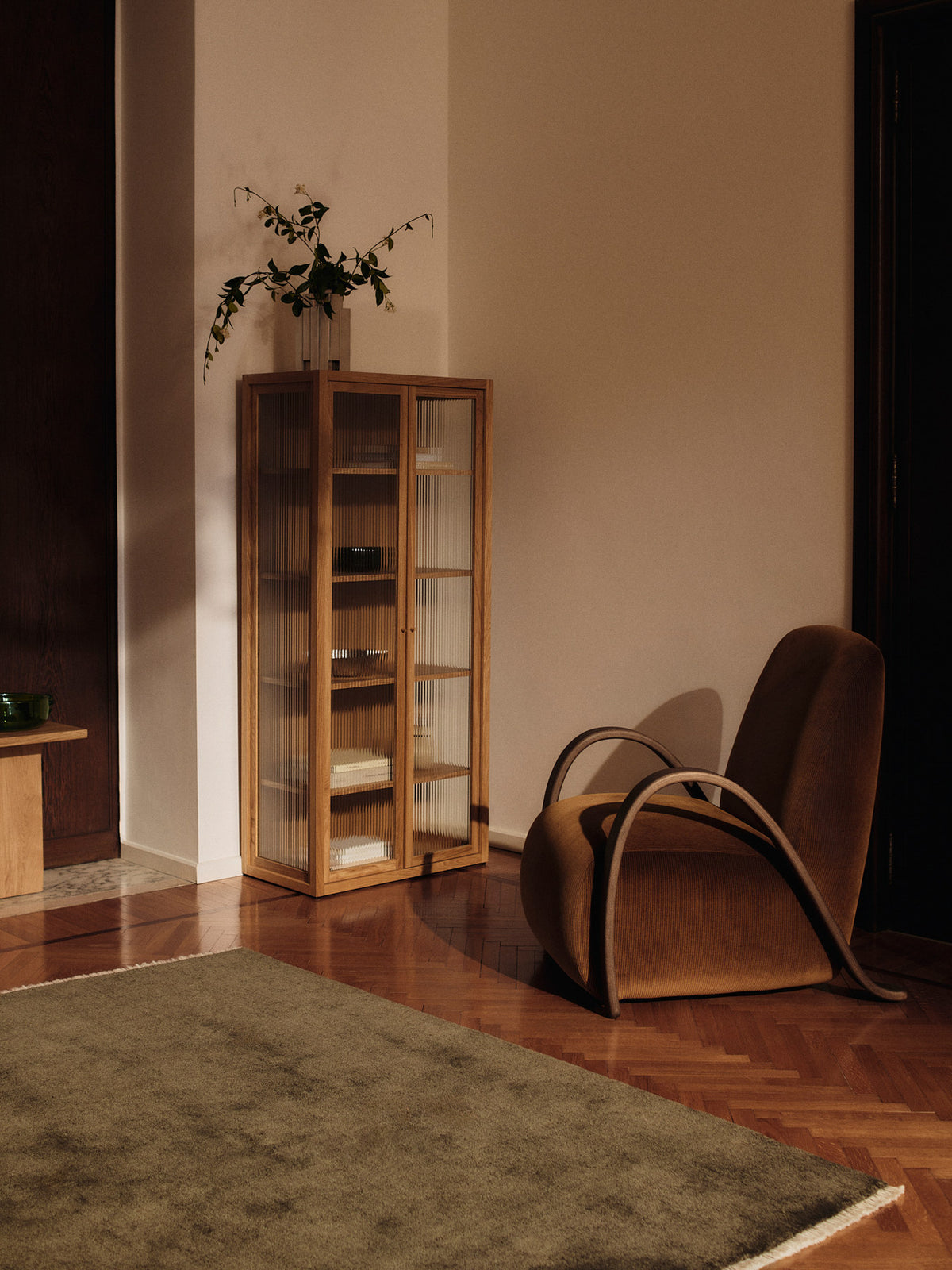 Reed Vitrine in Natural Oak präsentiert im Onlineshop von KAQTU Design AG. Vitrine ist von Ferm Living
