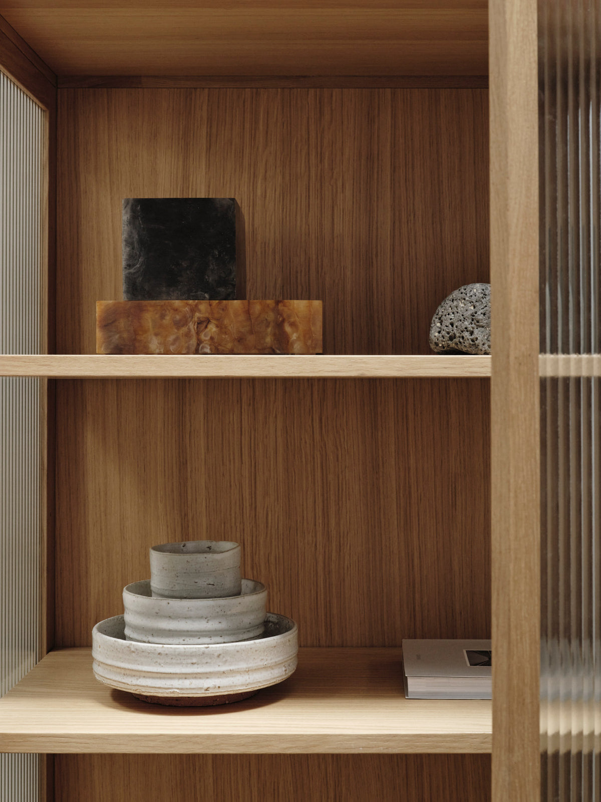 Reed Vitrine in Natural Oak präsentiert im Onlineshop von KAQTU Design AG. Vitrine ist von Ferm Living