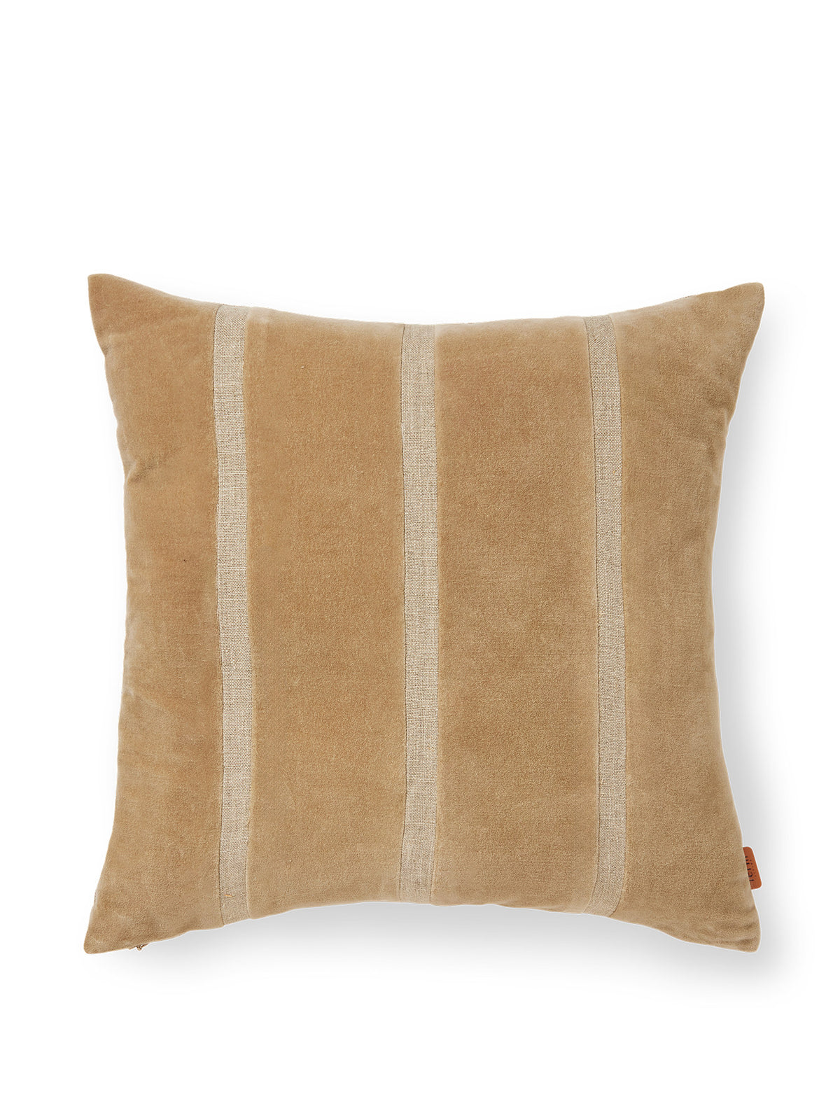 Senti Stripe Kissen in Dark Sand/Linen präsentiert im Onlineshop von KAQTU Design AG. Deko Kissen ist von Ferm Living