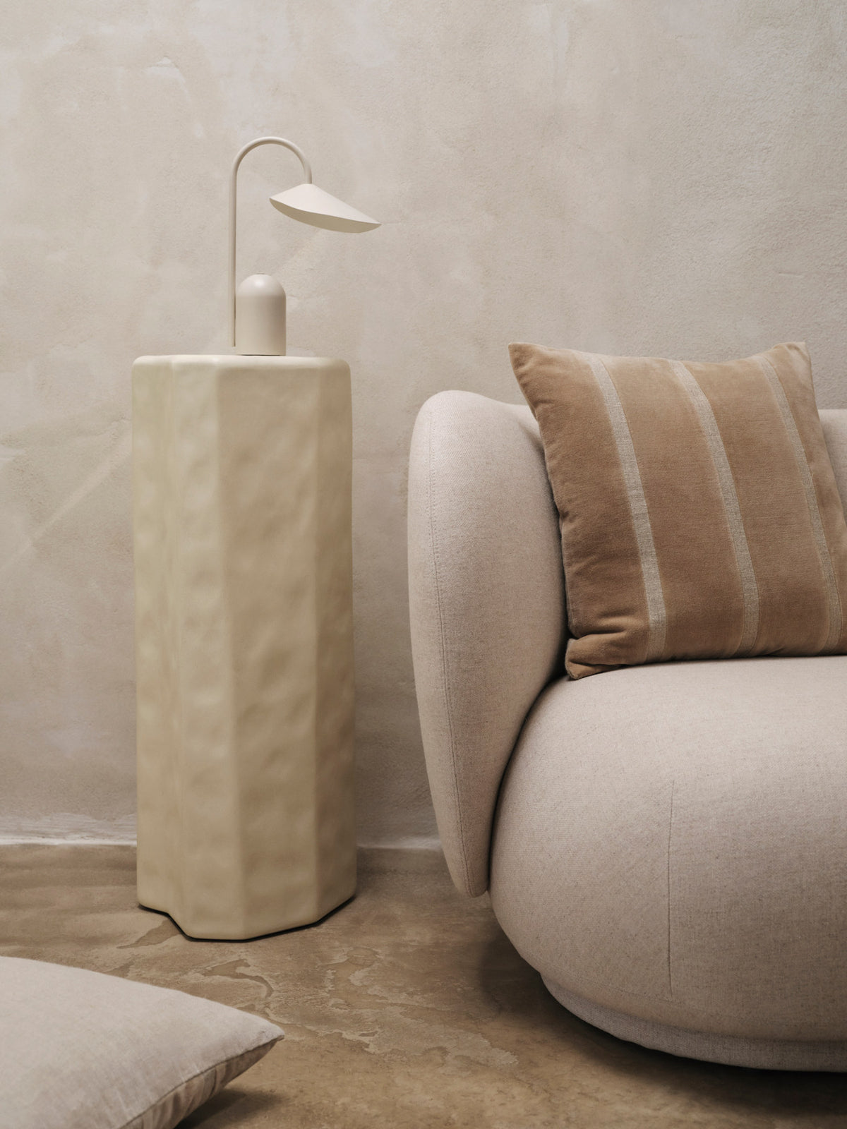 Senti Stripe Kissen in Dark Sand/Linen präsentiert im Onlineshop von KAQTU Design AG. Deko Kissen ist von Ferm Living