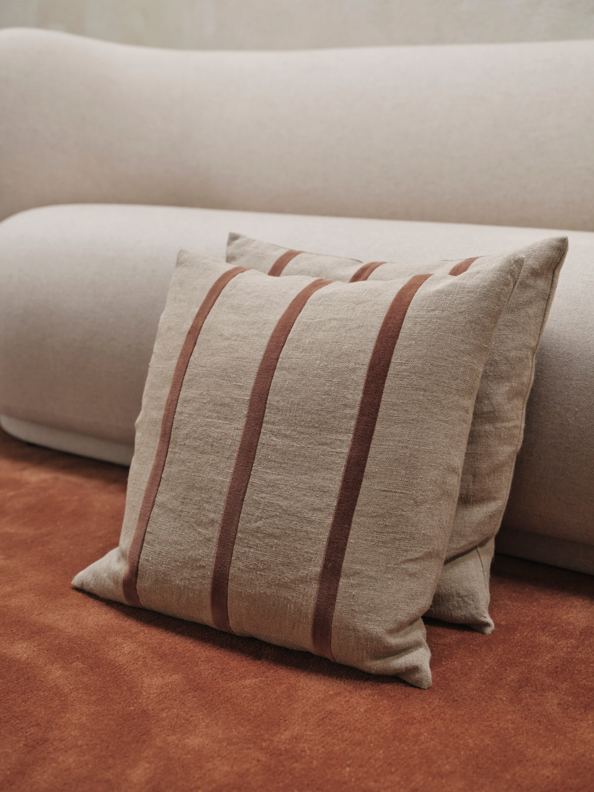 Senti Stripe Kissen in Linen/Carob Brown präsentiert im Onlineshop von KAQTU Design AG. Deko Kissen ist von Ferm Living