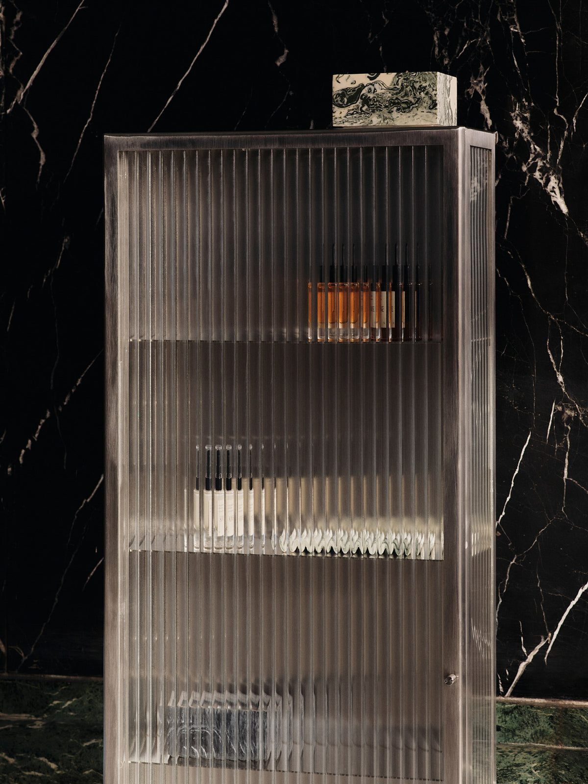 Mist Box in Emerald Off präsentiert im Onlineshop von KAQTU Design AG. Aufbewahrungsbehälter ist von Ferm Living