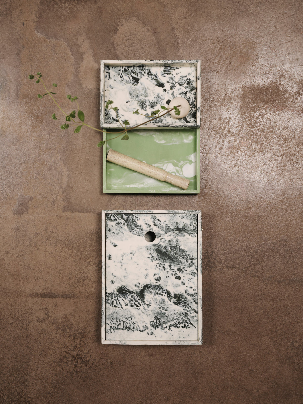 Mist Tray in Emerald Off präsentiert im Onlineshop von KAQTU Design AG. Tablett ist von Ferm Living