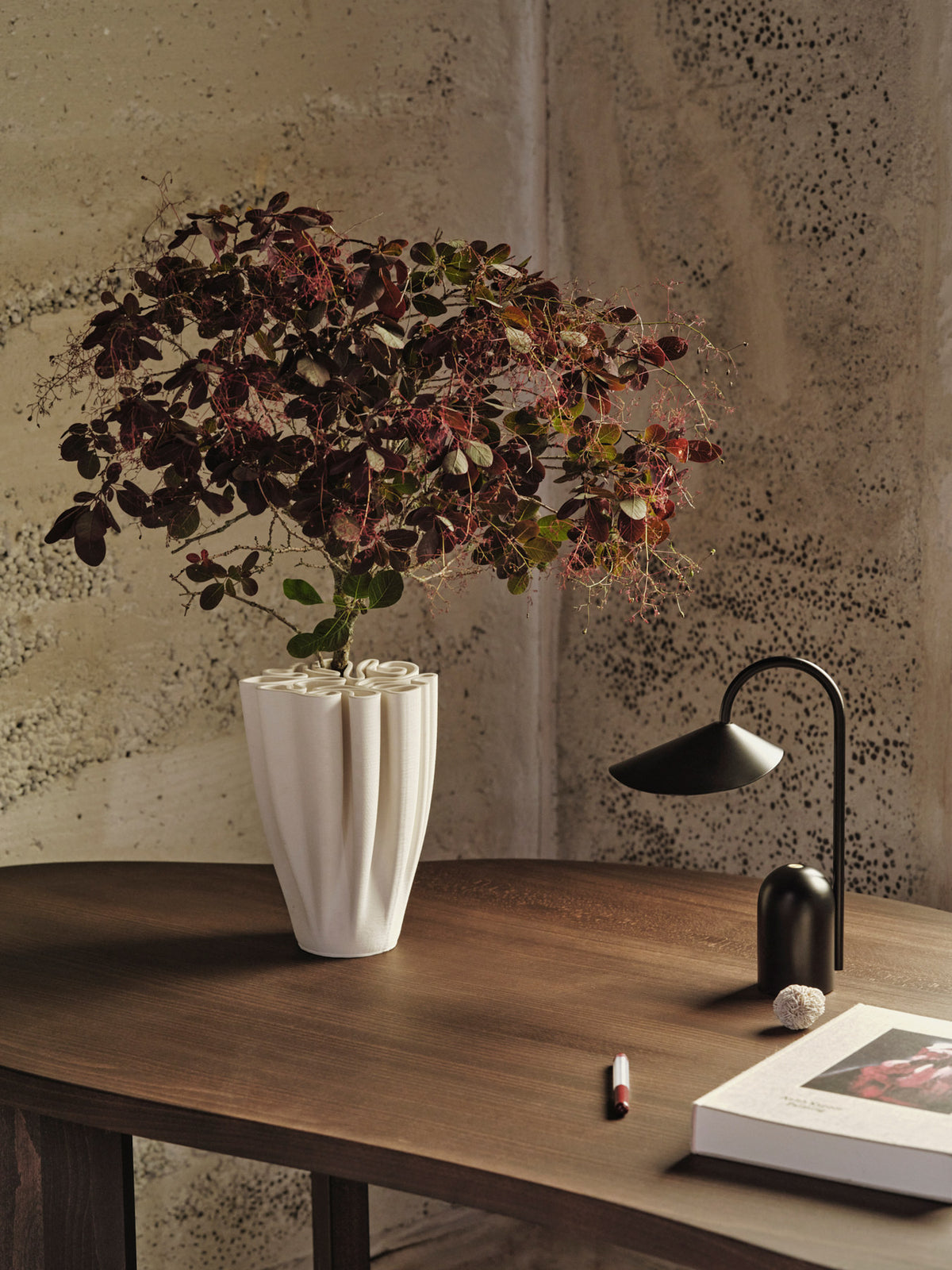 Tarn Desk in Dark Stained Beech präsentiert im Onlineshop von KAQTU Design AG. Schreibtisch ist von Ferm Living