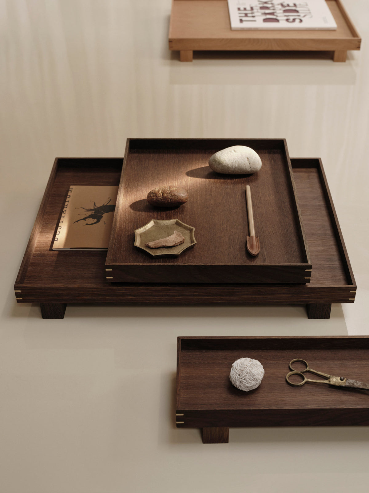 Bon Tablett X-Small von Ferm Living in Smoked Oak: rechteckiges Holztablett mit vier Füssen, Seiten aus massiver geräucherter Eiche.
