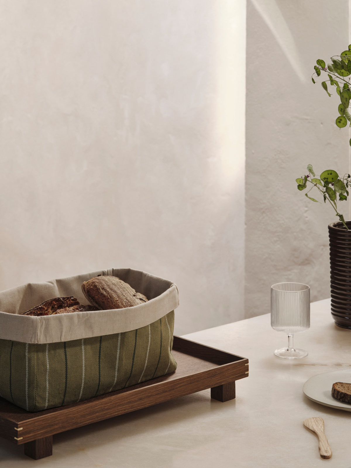 Bon Holztablett von Ferm Living in Hellbraun, Naturaleiche mit PU-Beschichtung, rechteckige Form mit vier sichtbaren Füssen und Eckverbindungen.
