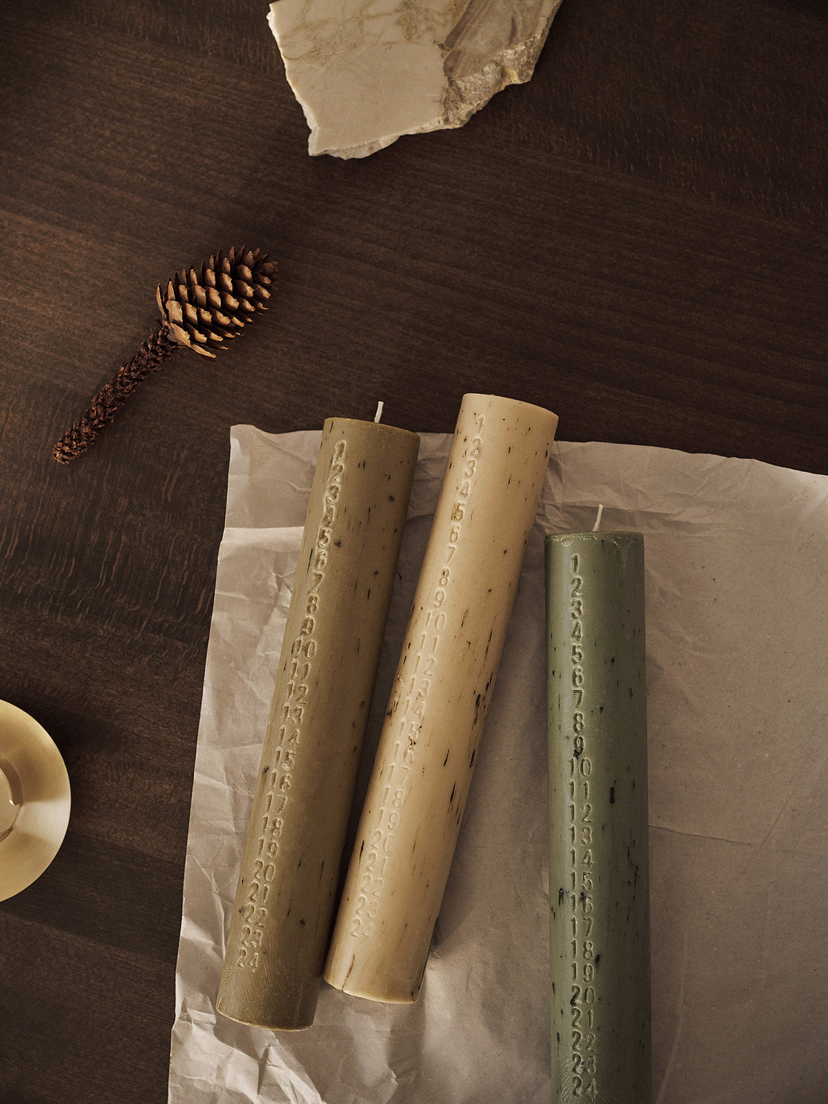 Mura Advent Kerze in Ash Brown präsentiert im Onlineshop von KAQTU Design AG. Kerzen ist von Ferm Living