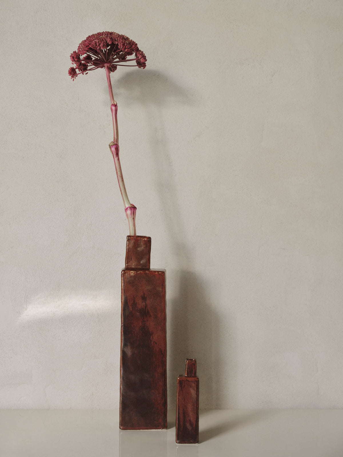 Koa Vase H40 in Red Brown präsentiert im Onlineshop von KAQTU Design AG. Vase ist von Ferm Living